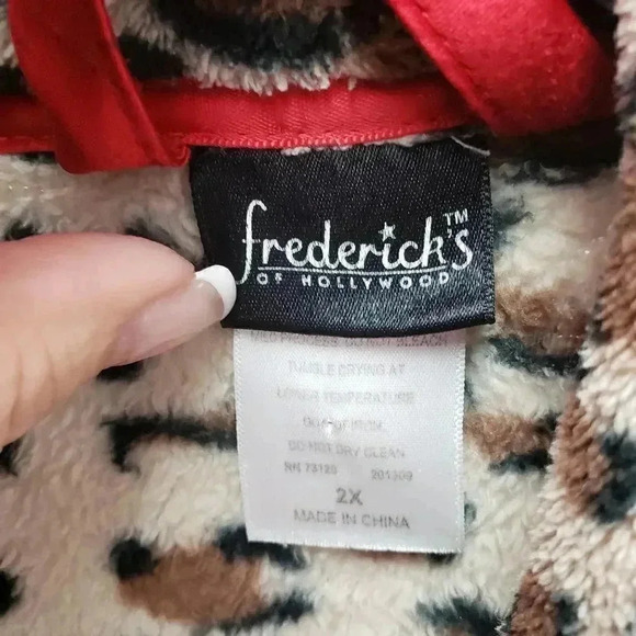 Vintage Frederick's of Hollywood Animal Print Robe w/Red Piping - Picture 3 of 6